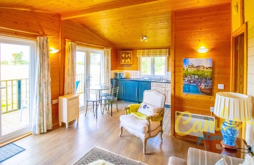 Romney Marsh Casa | Tore Petty Lodge - Romantic luxury lodge with spa bath and private sauna - Rural Kent
