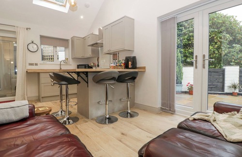 Newbridge Casa | TORINO LODGE, pet friendly, with a garden in Newbridge, Caerffili