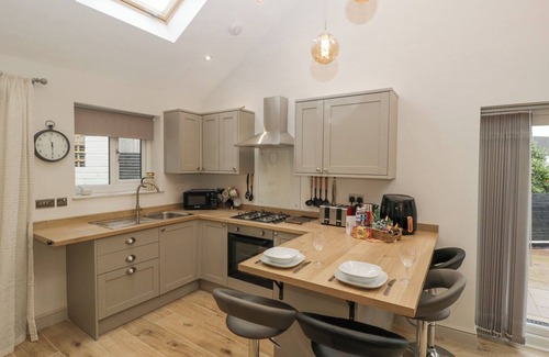 Newbridge Casa | TORINO LODGE, pet friendly, with a garden in Newbridge, Caerffili