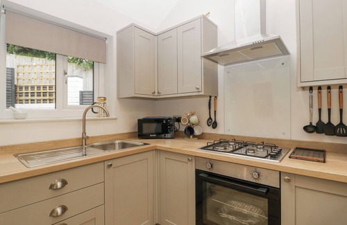 Newbridge Casa | TORINO LODGE, pet friendly, with a garden in Newbridge, Caerffili