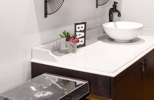 Riverside Hotel | Toronto Adventure Awaits! 2 Modern Units Near Toronto Eaton Centre and CN Tower
