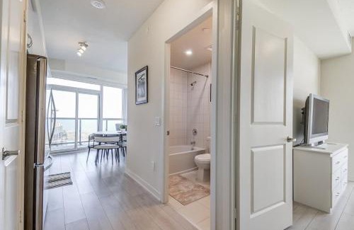 Humber Bay Shores Apartamento | Toronto Condo with Lake Views