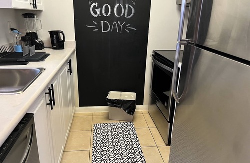 North York Condominio | Toronto entire one bedroom apartment with free parking and steps to train/bus st