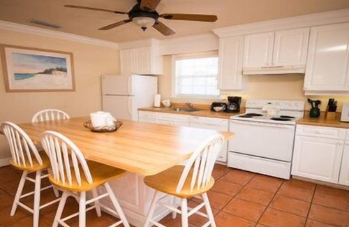 Bradenton Beach Hotel | Tortuga 2 Bedroom 2 Bathroom. 2nd floor stairs only Pet Friendly