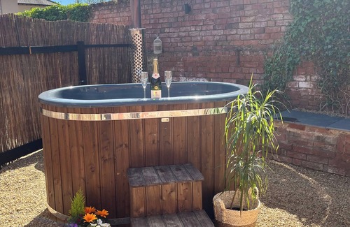 Torworth Casa | Torworth - 1 Bed Barn - Sleeps 3 - Hot Tub