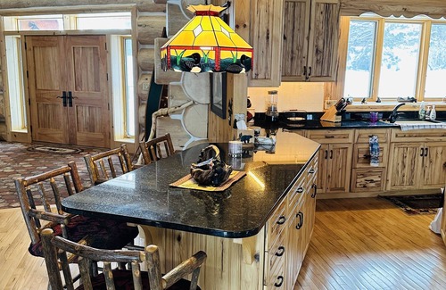 Presque Isle Cabina | Total privacy, private beach, one of a kind full log home