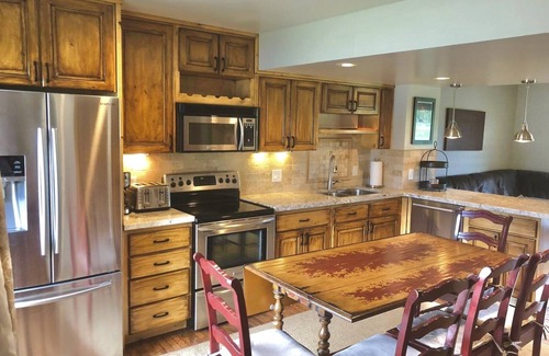Park Meadows Condominio | NUEVO LANZAMIENTO - renovación total! Chalet de esquí 3 bd / 2 bth con vistas a la montaña