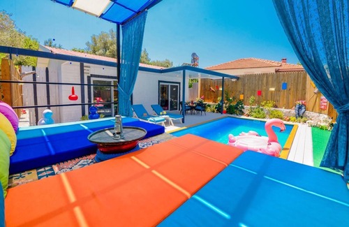 Uzumlu Casa | Villa de luna de miel totalmente privada con piscina aislada en un entorno de pueblo tranquilo.