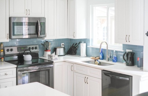Atlantic Beach Casa | Totalmente renovado Townhouse de dos dormitorios a 200 pies del océano