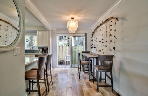 Atlantic Beach Casa | Totalmente renovado Townhouse de dos dormitorios a 200 pies del océano