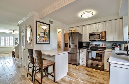 Atlantic Beach Casa | Totalmente renovado Townhouse de dos dormitorios a 200 pies del océano