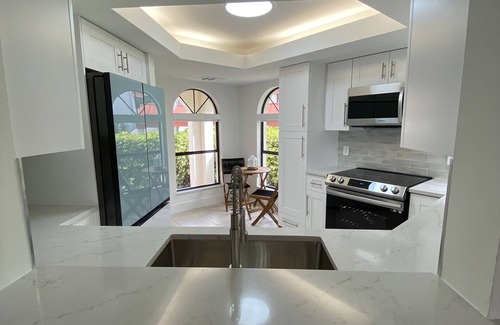 Pelican Bay Condominio | Totally Renovated 3 BR / 2Bath condominium with access to Pelican Bay Beach