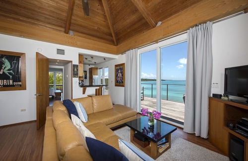 Savannah Sound Casa | Touch of Class 1BR, A Beachfront Home on the Warm Calm Caribbean