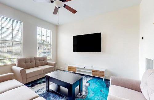 Trafalgar Village Casa | Touch of Luxury