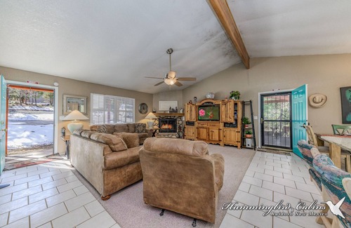 Ruidoso Cabina | Touch of Santa Fe: Have you ever wanted to be in two places at once? With hot tub.