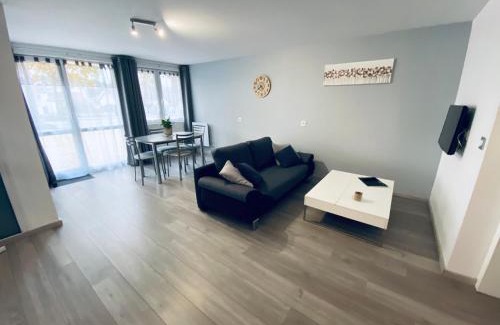 Toul Apartamento | TOUL Appartement Entier avec PARKING Privé au Calme Cosy à Étage avec Balcon