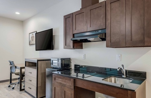 Katy Hotel | Tour Around Katy! Relaxing Unit w/ Free Bfast, Visit LaCenterra at Cinco Ranch!