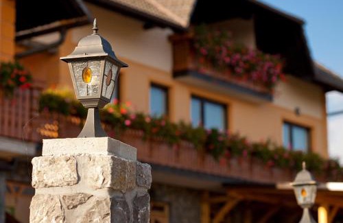 Gorenja Vas pri Smarjeti Apartamento | Tourist Farm Škrbina