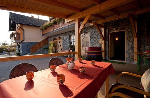 Gorenja Vas pri Smarjeti Apartamento | Tourist Farm Škrbina