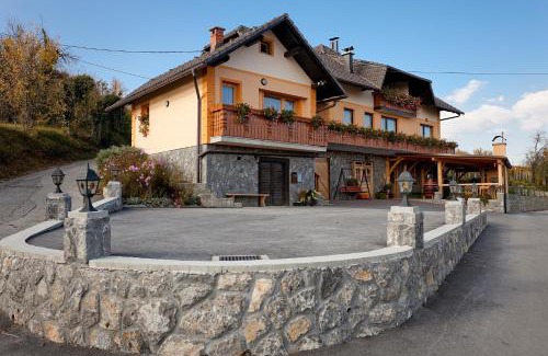 Gorenja Vas pri Smarjeti Apartamento | Tourist Farm Škrbina