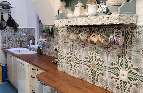 Quillan Casa | Tout le Monde: A grand balcony overlooking town square in the heart of Quillan!