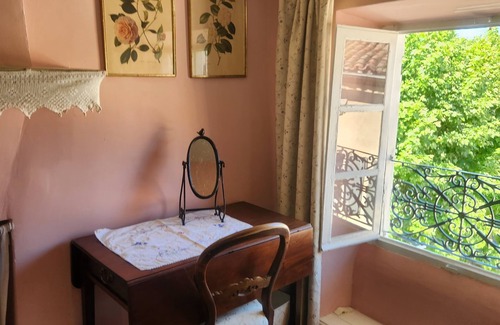 Quillan Casa | Tout le Monde: A grand balcony overlooking town square in the heart of Quillan!