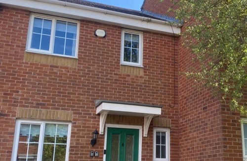 Corby Casa | Towcester House - Spacious 3 Bedrooms, Garden, Free Parking, Smart TV