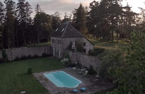 Saint-Martin-de-Cenilly Cabaña | Tower Cottage en gran finca privada