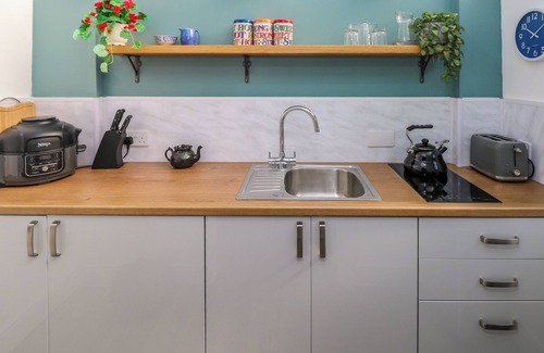 Pembroke Cabaña | TOWER COTTAGE, pet friendly, with a garden in Pembroke