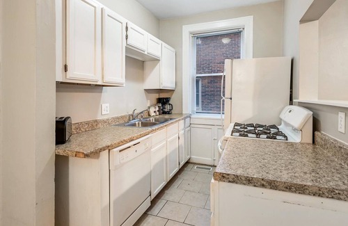 Southwest Garden Casa | Tower Grove Getaway - bldg