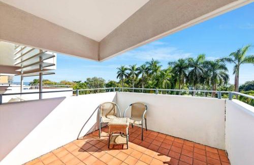 Darwin City Centre Apartamento | Towering Palms, A Seaside Balcony with Resort Pool