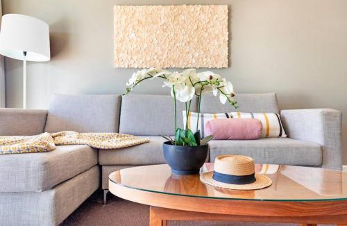 Darwin City Centre Apartamento | Towering Palms, A Seaside Balcony with Resort Pool