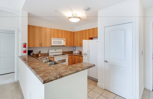 Glenvar Heights Condominio | Towers of Dadeland by Miami Vacations
