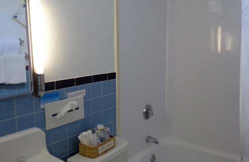 Falmouth Hotel | Town & Beach Motel