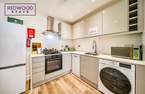 Rushmoor District Apartamento | Town Center, FREE WiFi, 58 Inch TV, Balcony by Redwood Stays