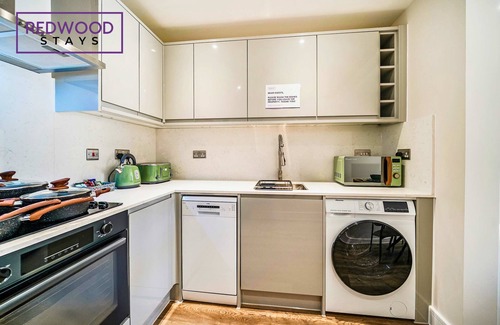 Rushmoor District Apartamento | Town Center, FREE WiFi, 58 Inch TV, Balcony by Redwood Stays
