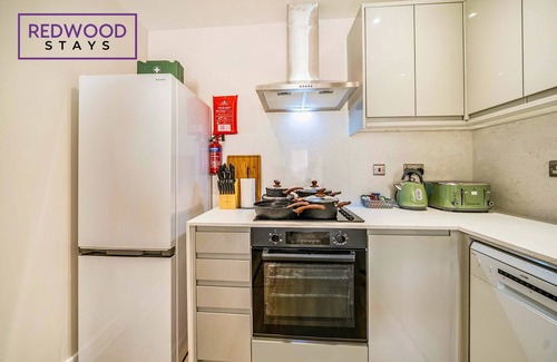 Rushmoor District Apartamento | Town Center, FREE WiFi, 58 Inch TV, Balcony by Redwood Stays