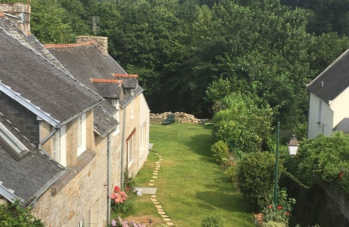 Huelgoat Casa | Town center house quiet terrace garden