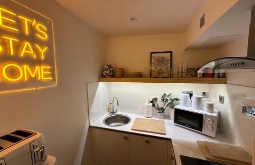 Cheltenham Apartamento | Town Centre Apartment with Hot Tub