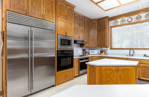 Buda Casa | Town & Country Home: 5,000 sq ft Pool 16 beds basketball ping pong fire pit