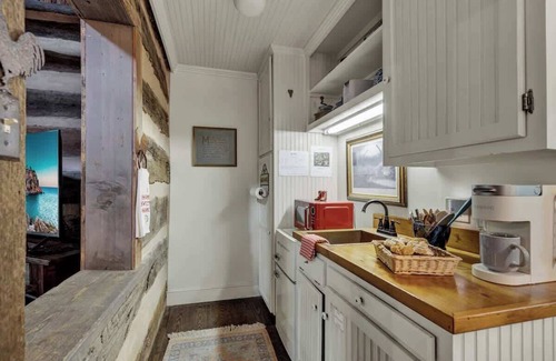 Fredericksburg Cabina | Town Creek Cabin Walk to Main St