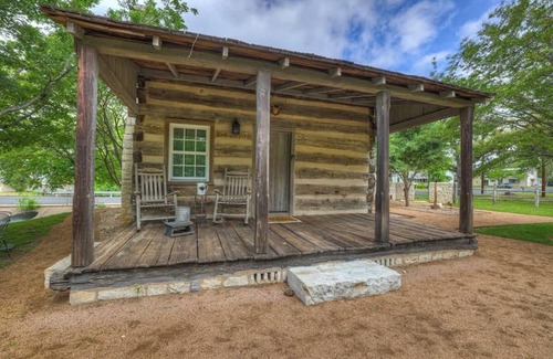 Fredericksburg Cabina | Town Creek Cabin Walk to Main St