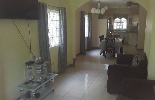 Beverly Hills Casa | Casa de pueblo en Mona, Kingston