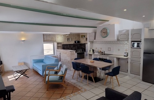 Eyguieres Casa | Town house "The rooftops of Eyguières"