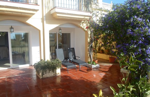 Urbanización Puerto de Estepona Casa | Casa adosada con piscina comunitaria y espectacular terraza en la azotea, cerca de la playa.