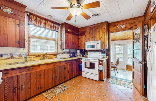 South Bethany Harbor Casa | Town of South Bethany waterfront home with boat ramp - 5-min walk to beach