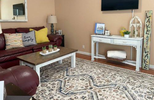 Hot Springs Village Casa | Townhome on Lake Desoto Deck and Water Views!