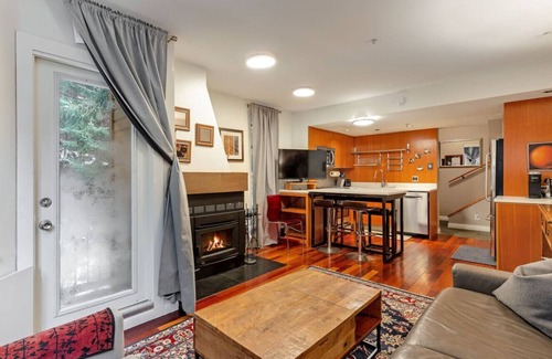 Whistler Creekside Condominio | Townhome+parking walk 6 Minutes to Gondola & Shops