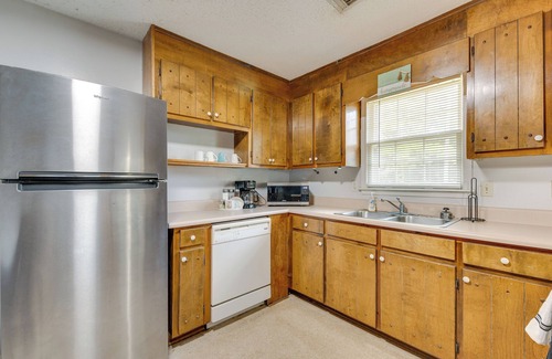 Cedartown Casa | Townhome w/ Porch: 2 Mi to Central Cedartown!