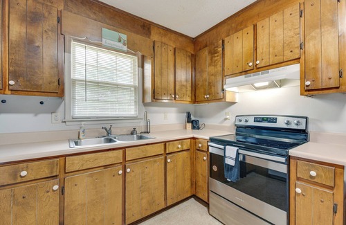 Cedartown Casa | Townhome w/ Porch: 2 Mi to Central Cedartown!